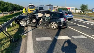 Kierująca samochodem Citroen przejeżdżając skrzyżowanie prawdopodobnie na czerwonym świetle nie ustąpiła pierwszeństwa przejazdu karetce pogotowia ratunkowego 