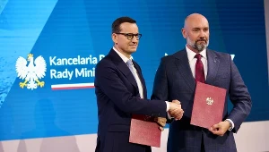 Premier Mateusz Morawiecki oraz prezes zarządu Polskiej Grupy Zbrojeniowej Sebastian Chwałek 