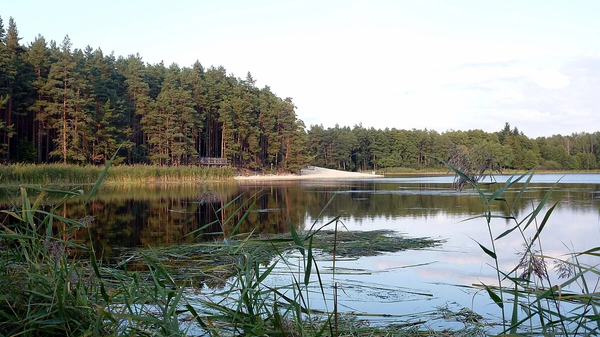 Stawy Echo to kompleks czterech stawów, które przyciągają turystów czystym kąpieliskiem i wspaniałą scenerią 