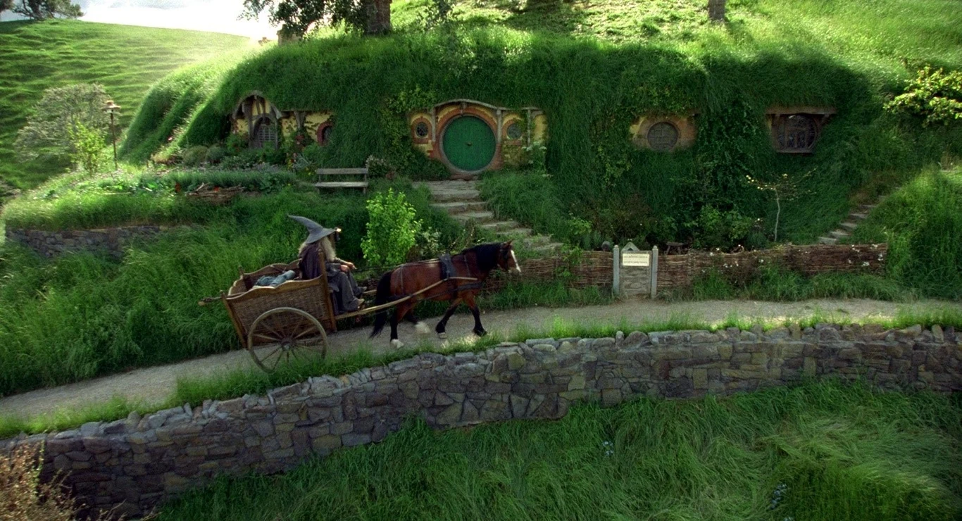 Hobbiton to jedna z najpopularniejszych atrakcji pozostałych po planie filmowym