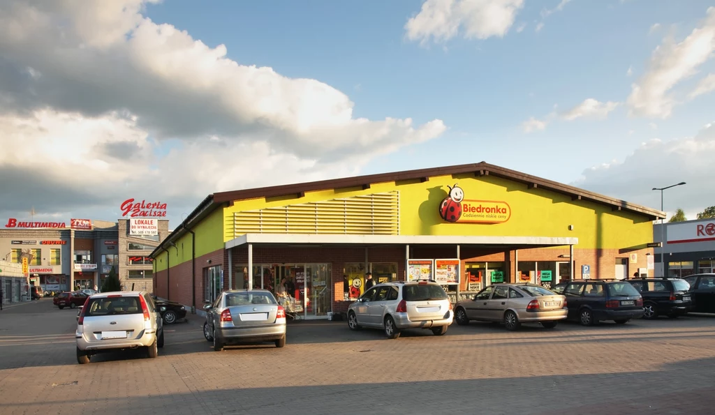 Zaparkował pod Biedronką, dostał mandat. Sieć oddała mu pieniądze