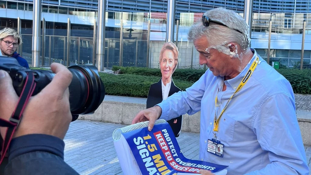 Szef linii lotniczych Ryanair został obrzucony tortem przez aktywistki klimatyczne