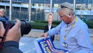 Szef linii lotniczych Ryanair został obrzucony tortem przez aktywistki klimatyczne