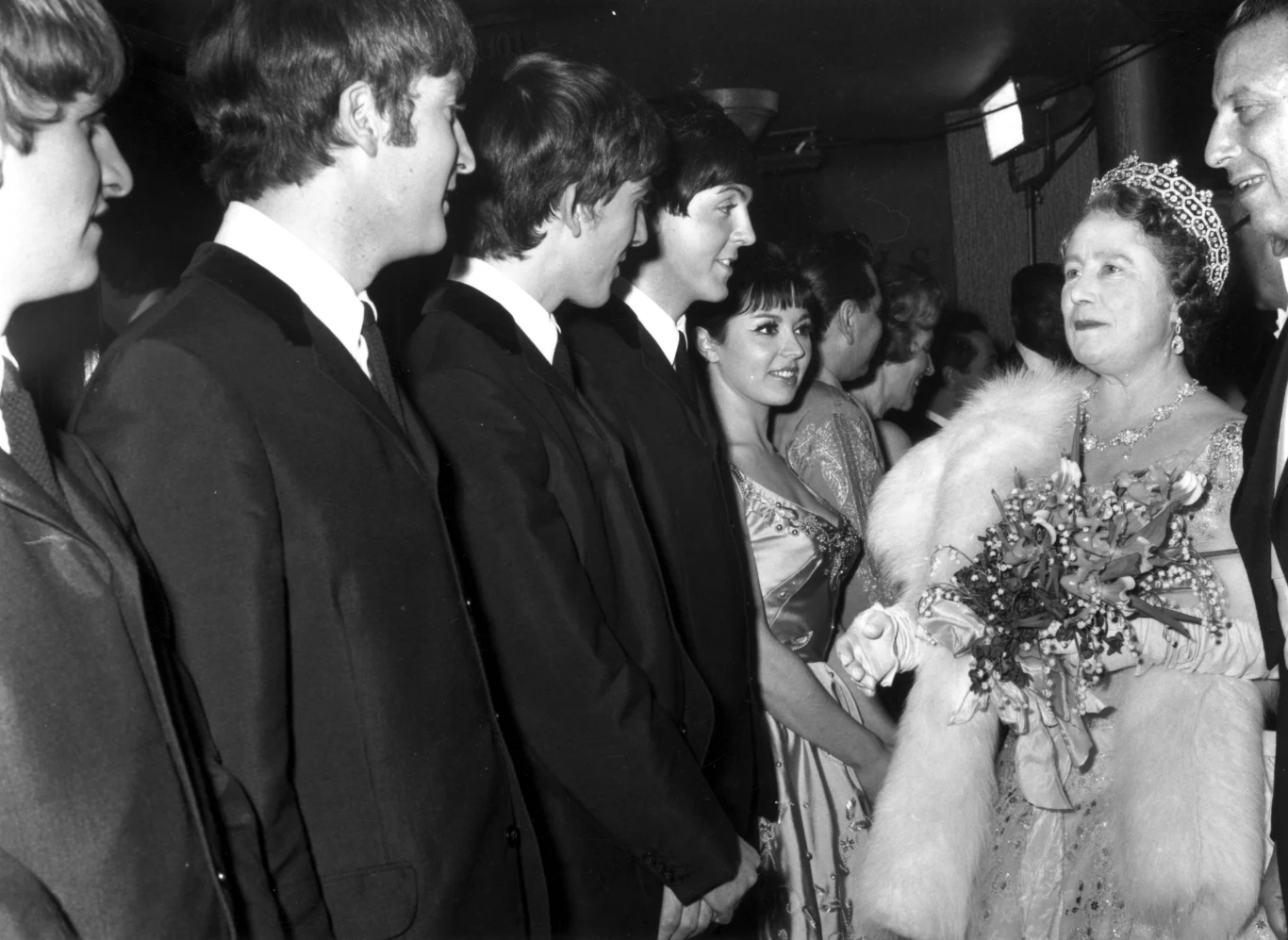 The Beatles przedstawieni Królowej Matce The Beatles przedstawieni Królowej Matce