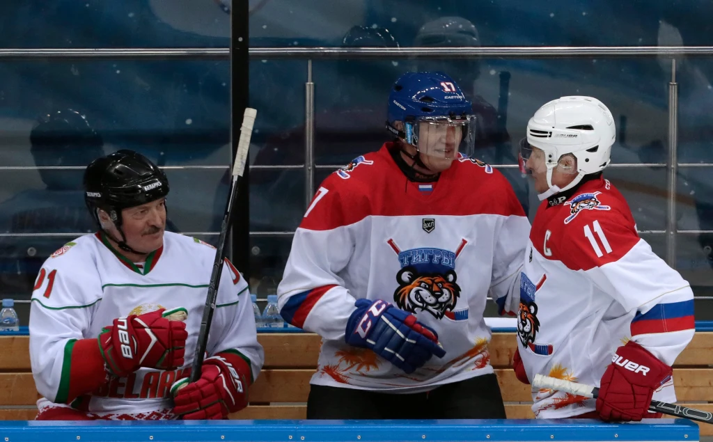 Od lewej Alaksandr Łukaszenka, prezydent Białorusi, Giennadij Timczenko i Władimir Putin Od lewej Alaksandr Łukaszenka, prezydent Białorusi, Giennadij Timczenko i Władimir Putin