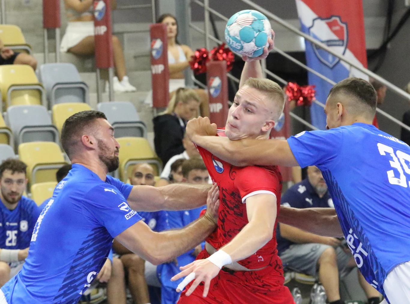 Piotr Jędraszczyk z Gwardii Opole (w środku)