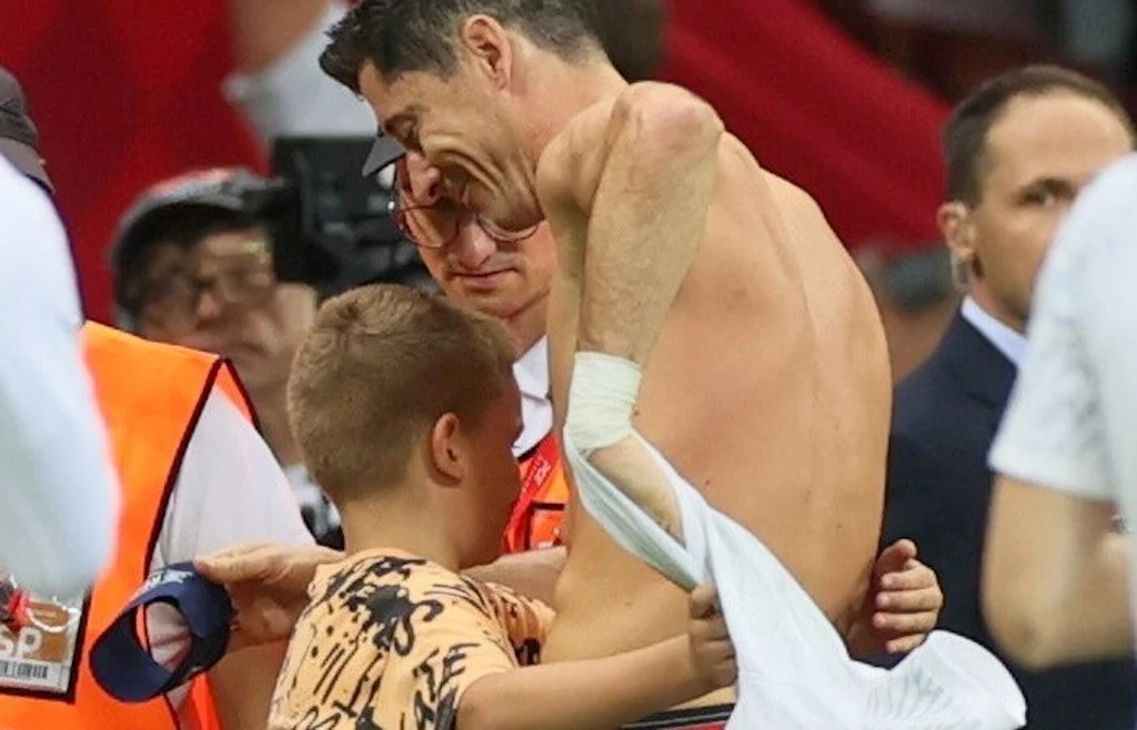 Robert Lewandowski z małym kibicem reprezentacji Polski Robert Lewandowski z małym kibicem reprezentacji Polski