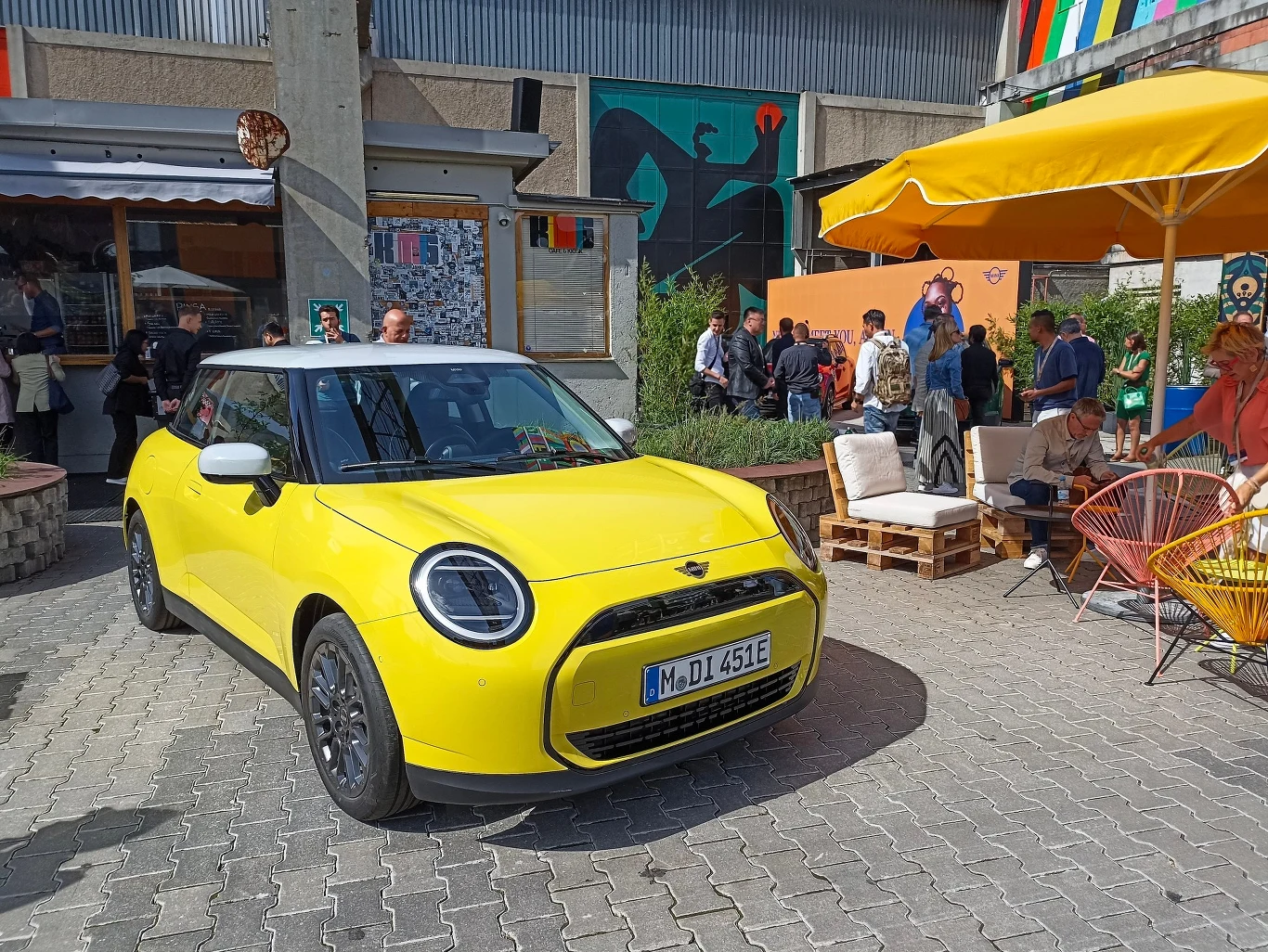 Elektryczny Mini Cooper będzie dostępny w dwóch wersjach: E i SE. 