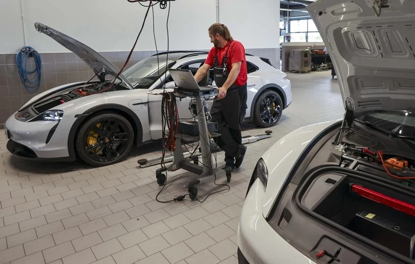 Mechanicy niechętnie podejmują się "przebranżowienia" na samochody elektryczne