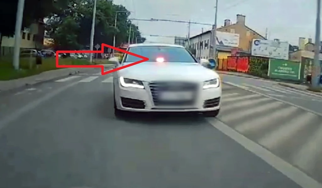 Kierowca Audi A7 udawał radiowóz, teraz stanie przed sądem