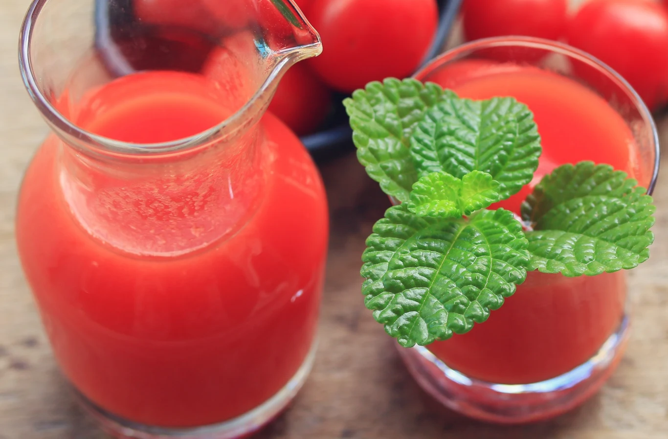 Sok pomidorowy ma wiele zdrowotnych właściwości, dlatego warto pić go zamiast kawy.