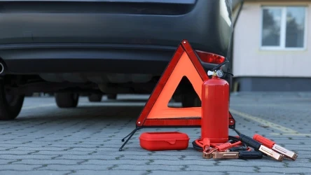 Policjanci mają prawo sprawdzić wyposażenie samochodu. Brak chociaż jednego elementu oznacza mandat