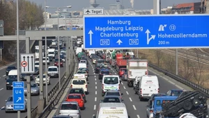 Niemcy nie chcą jeździć autobusami. Trzy auta w rodzinie to nowy trend