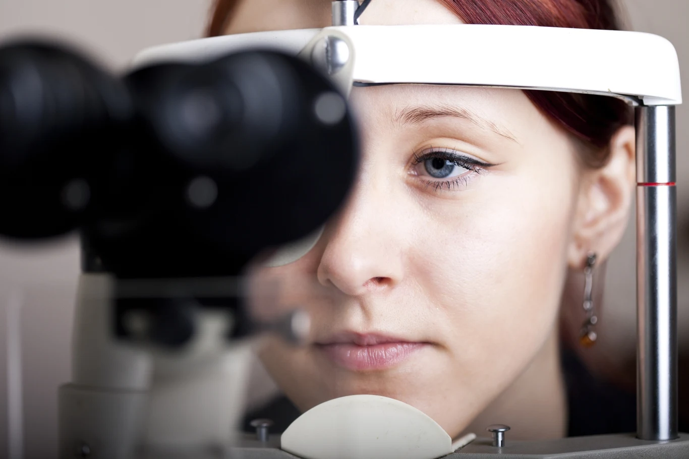 Na badanie dna oka warto zgłosić się w trakcie leczenia czy diagnozowania nadciśnienia tętniczego, miażdżycy i cukrzycy.