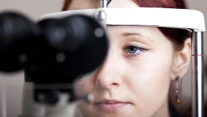 Na badanie dna oka warto zgłosić się w trakcie leczenia czy diagnozowania nadciśnienia tętniczego, miażdżycy i cukrzycy.