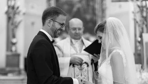 Klaudia i Daniem przed ołtarzem