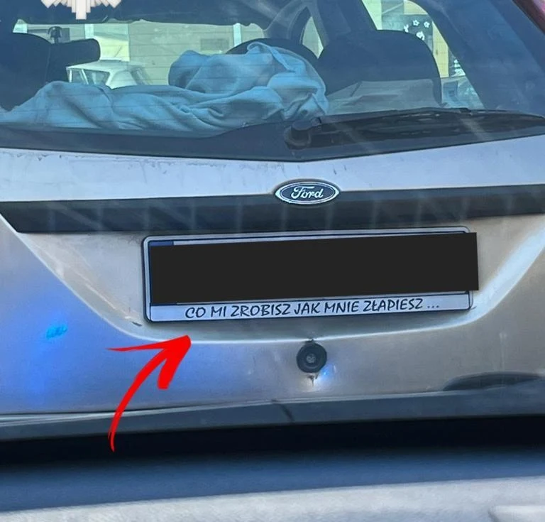 Osobowy ford miał ramkę zwracającą uwagę. Kierowca został jednak złapany. Osobowy ford miał ramkę zwracającą uwagę. Kierowca został jednak złapany.