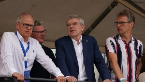 szef MKOl Thomas Bach podczas zawodów triatlonowych w Hamburgu