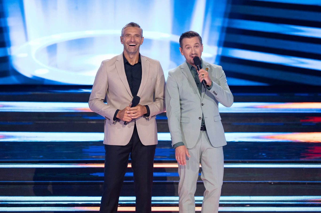 Prowadzący program "Twoja Twarz Brzmi Znajomo" - Maciej Dowbor i Maciej Rock