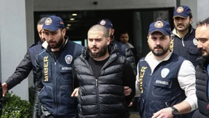 Faruk Fatih Özer eskortowany przez policjantów
