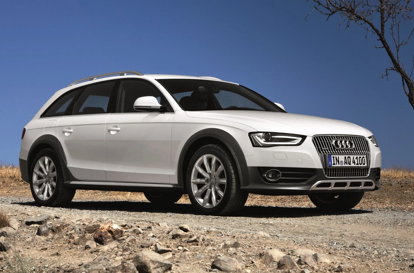 Audi A4 Allroad ma o 3,7 cm większy prześwit (18 cm), dzięki czemu można nim zjechać w lekki teren Audi A4 Allroad ma o 3,7 cm większy prześwit (18 cm), dzięki czemu można nim zjechać w lekki teren