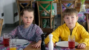 Maja (Laura Janowska) i Szymek (Stanisław Szczypiński) stanowczo zaprotestują przeciwko kontaktom z kochankiem matki