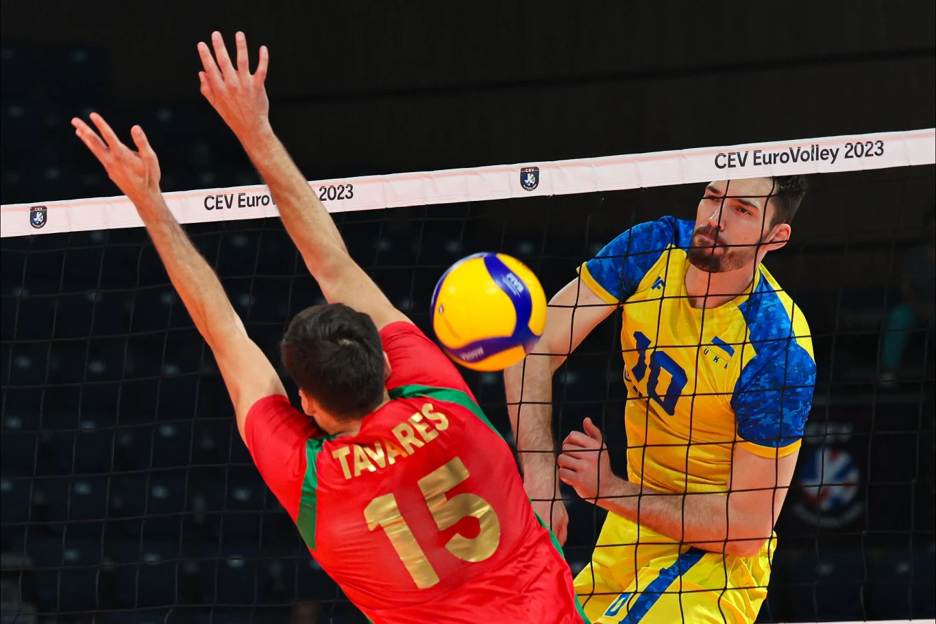 Mecz Portugalia - Ukraina. Atakuje Jurij Semeniuk, blokować próbuje Miguel Tavares