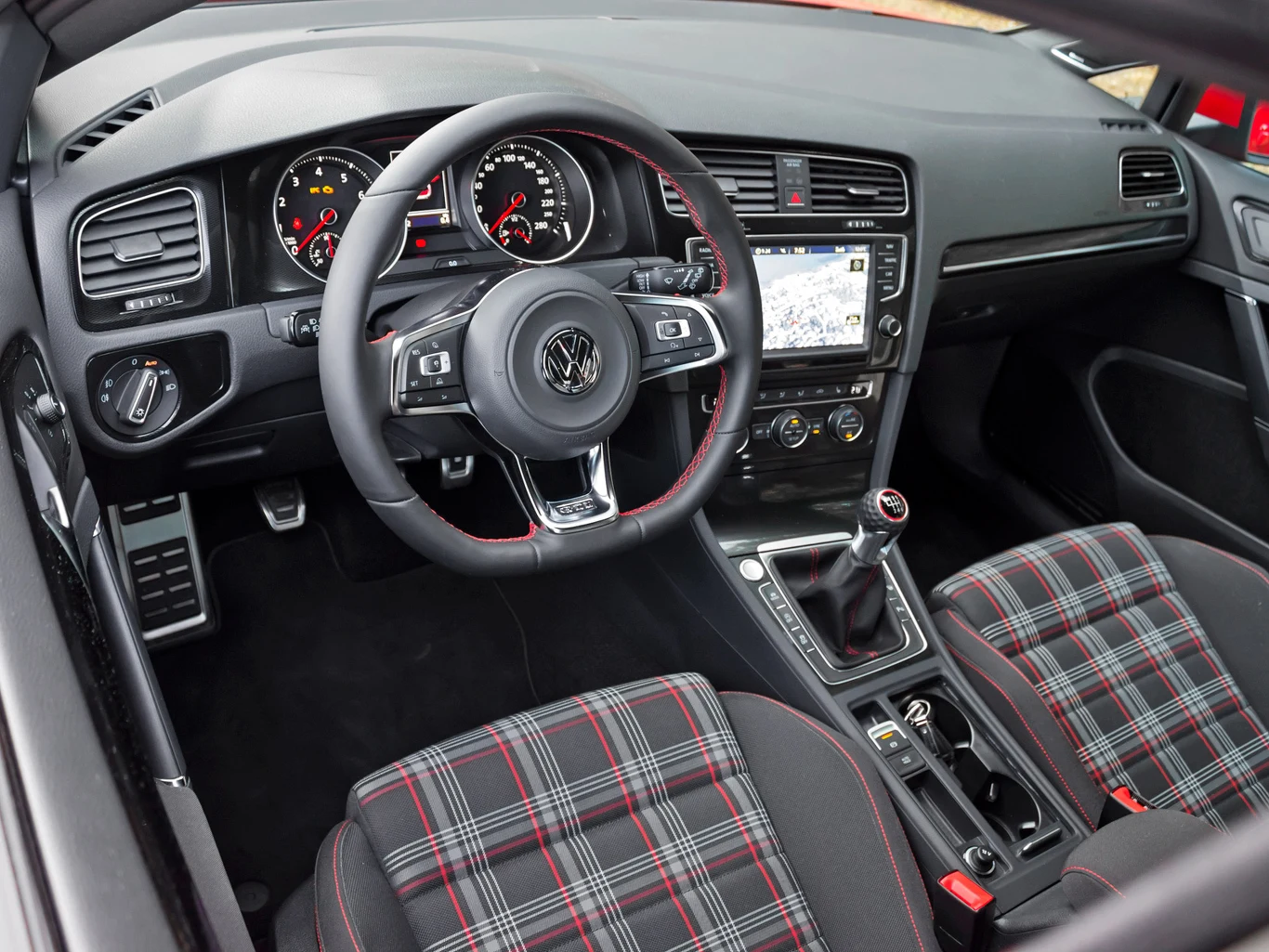 Charakterystyczna kratka na fotelach i czerwone przeszycia, czyli odmiana GTI