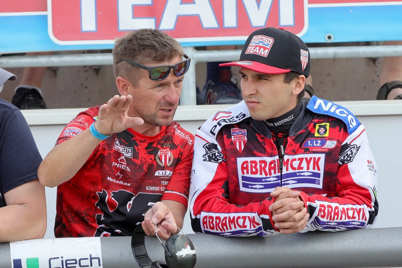 Rafał Okoniewski z Szymonem Szlauderbachem. Rafał Okoniewski z Szymonem Szlauderbachem.