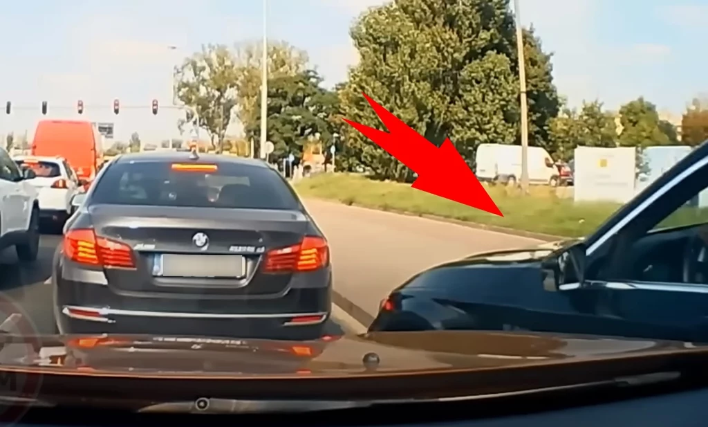 Walka była tak zażarta, że kierowca BMW próbował nawet jazdy chodnikiem / Fot: Ytube