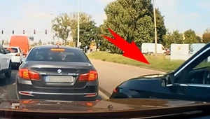 Walka była tak zażarta, że kierowca BMW próbował nawet jazdy chodnikiem / Fot: Ytube