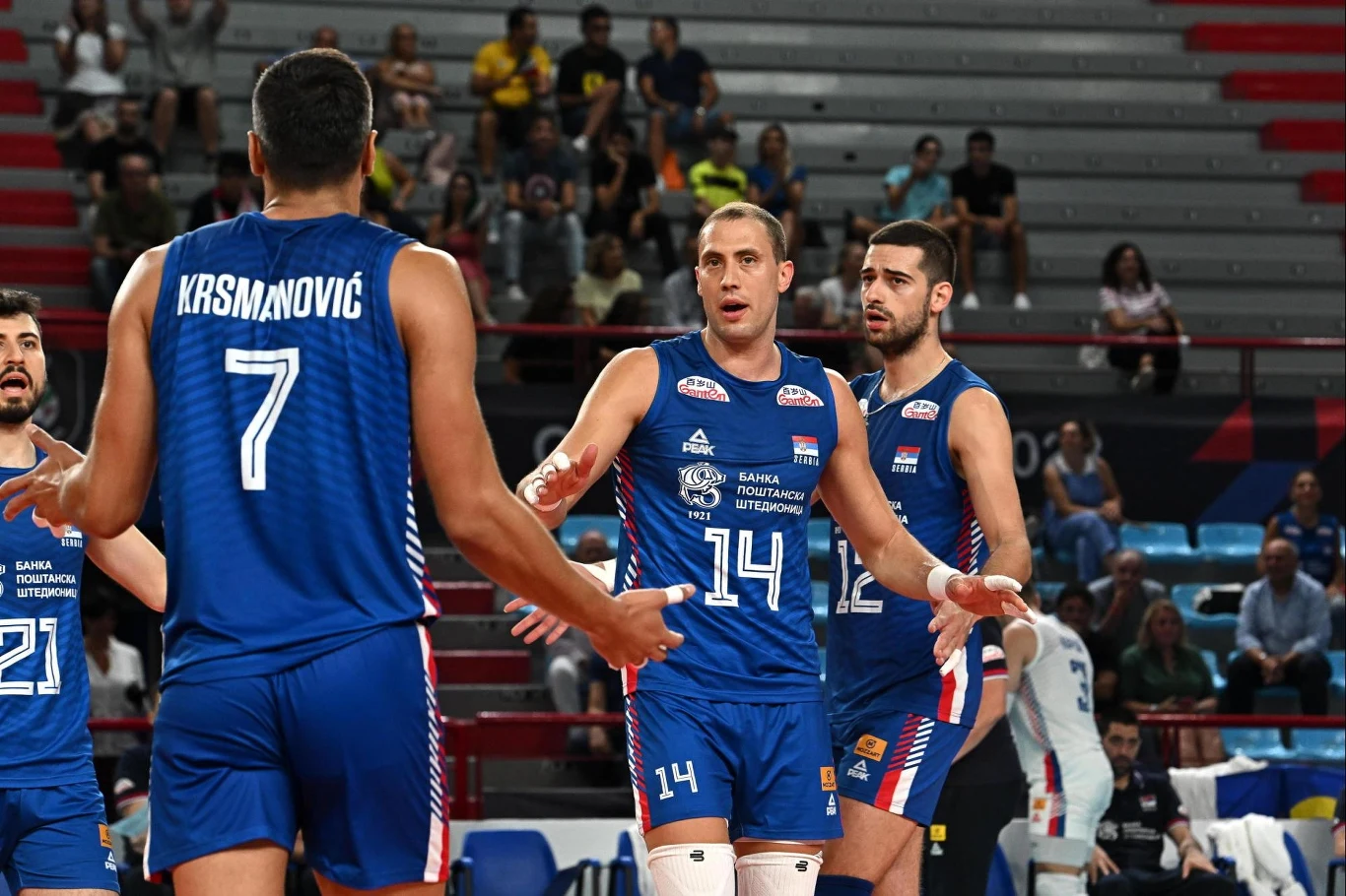 Aleksandar Atanasijević (n4 14) i siatkarze reprezentacji Serbii
