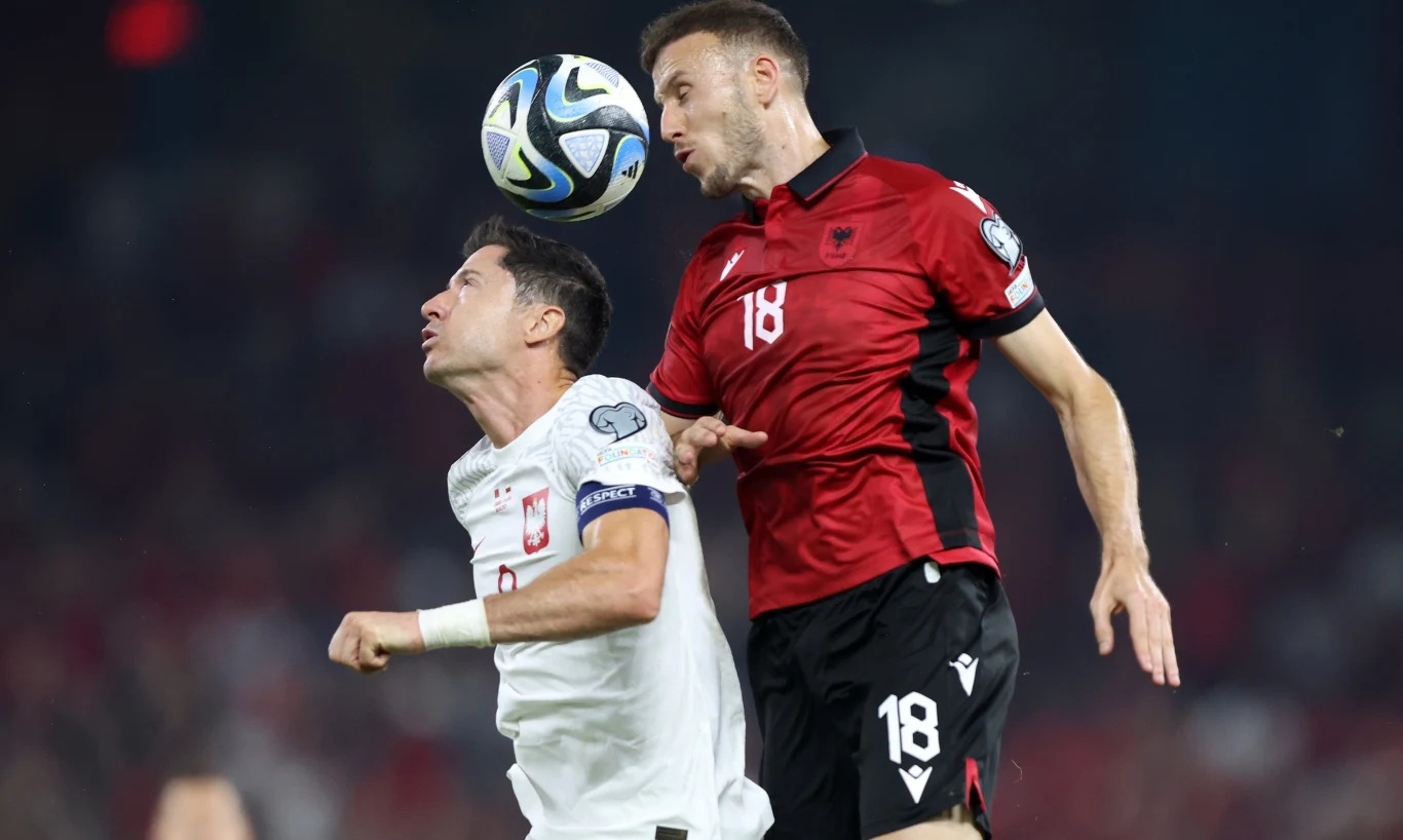 Robert Lewandowski w Tiranie był cieniem samego siebie. Rywale zneutralizowali jego atuty popisowo Robert Lewandowski w Tiranie był cieniem samego siebie. Rywale zneutralizowali jego atuty popisowo