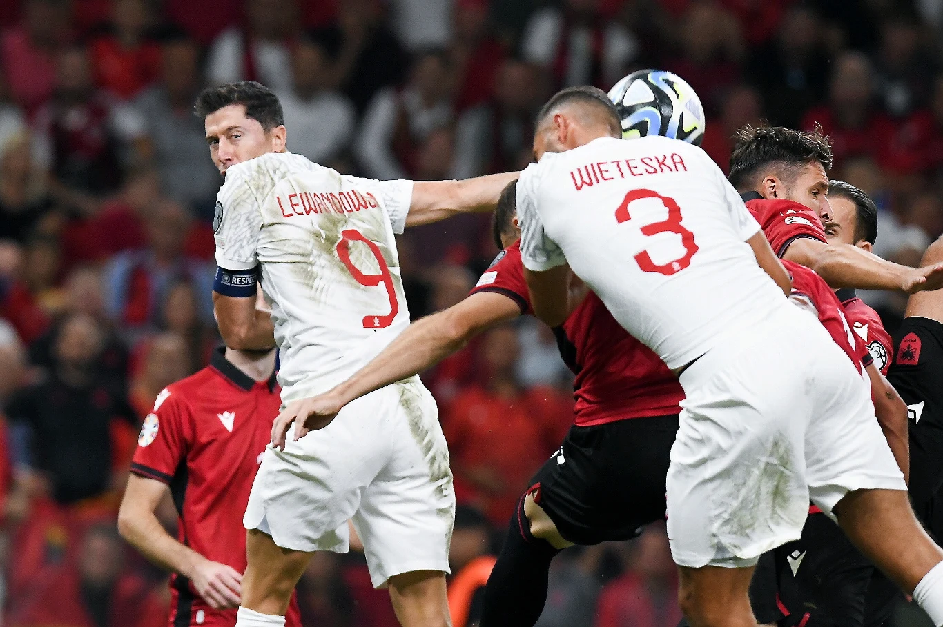 Robert Lewandowski i Mateusz Wieteska w ofensywie w meczu Albania - Polska