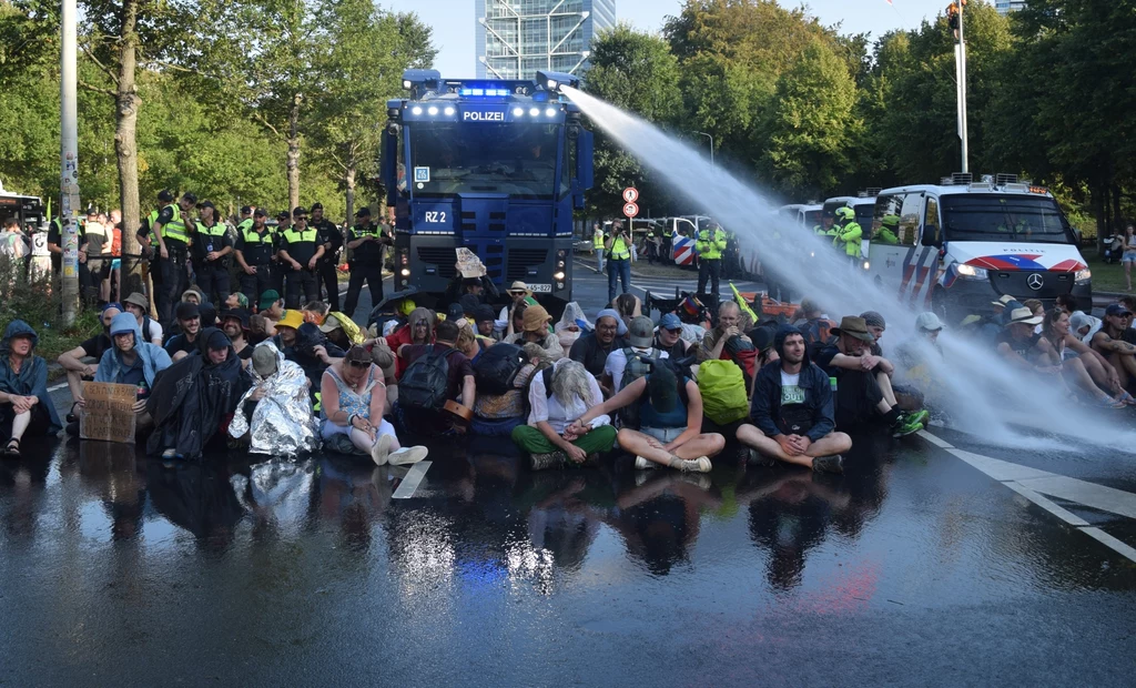 Grupa Extinction Rebellion zablokowała autostradę A12 w Hadze