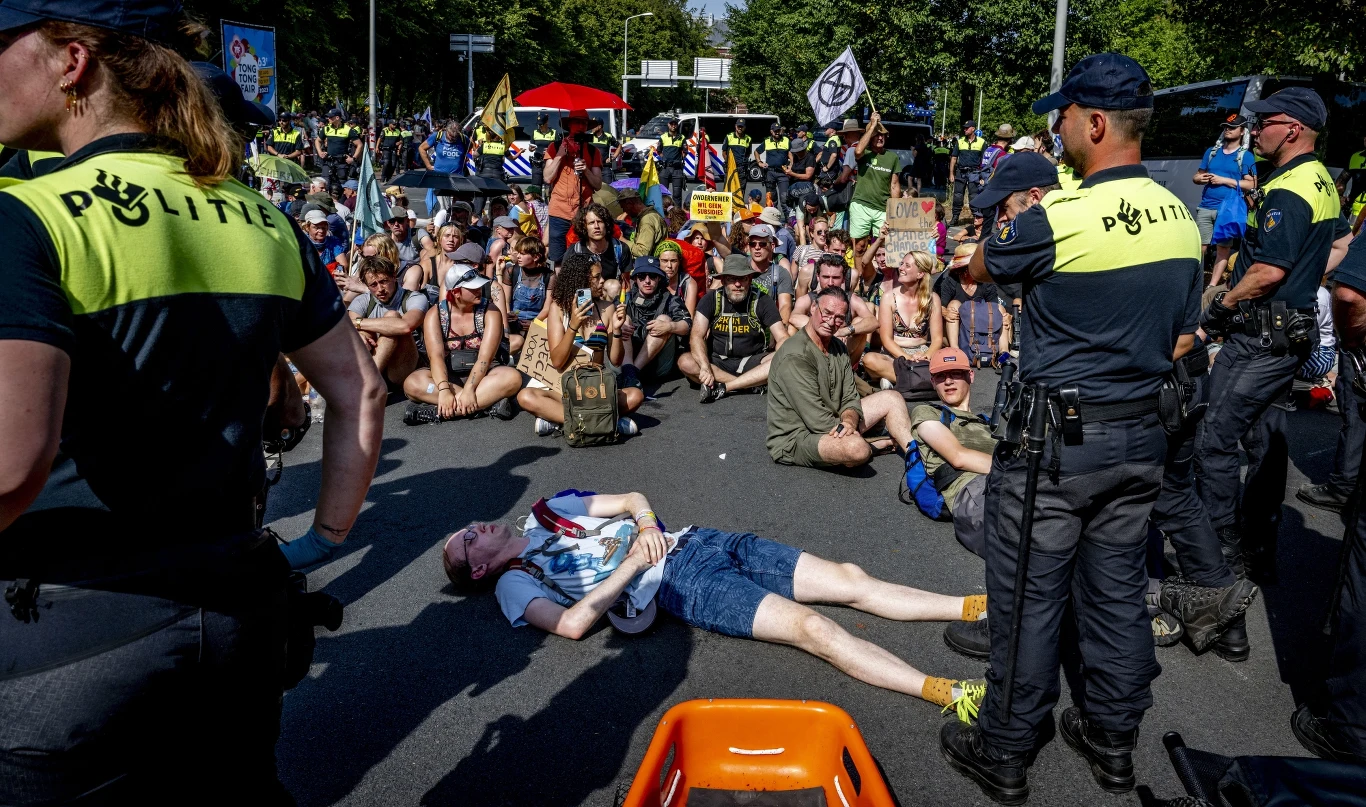Grupa Extinction Rebellion zablokowała autostradę A12 w Hadze