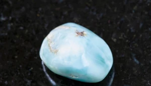 Niebieski kamień z Karaibów. Otwiera trzecie oko, przyciąga drugą połówkę
