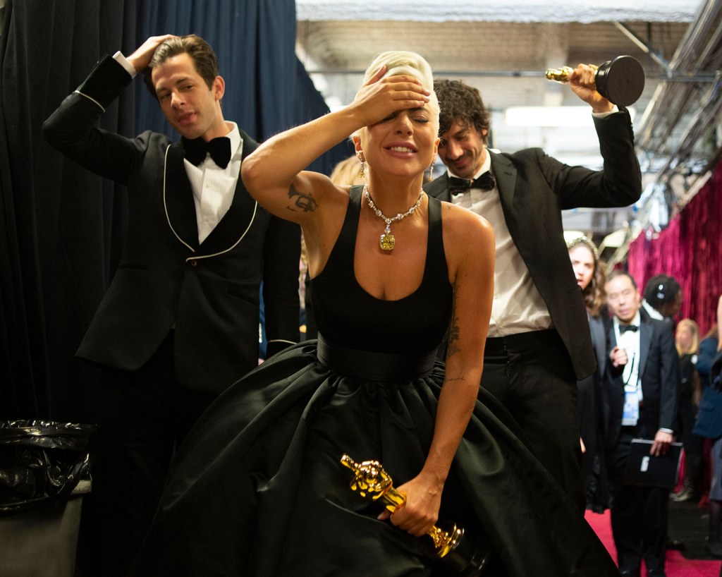 Mark Ronson (z lewej) i Lady Gaga z Oscarem za "Shallow" z filmu "Narodziny gwiazdy"