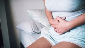 Problemy ze strony układu pokarmowego jak biegunka, zaparcia czy wzdęcia, ból brzucha, uczucie pełności w brzuchu - to mogą być objawy raka wątroby