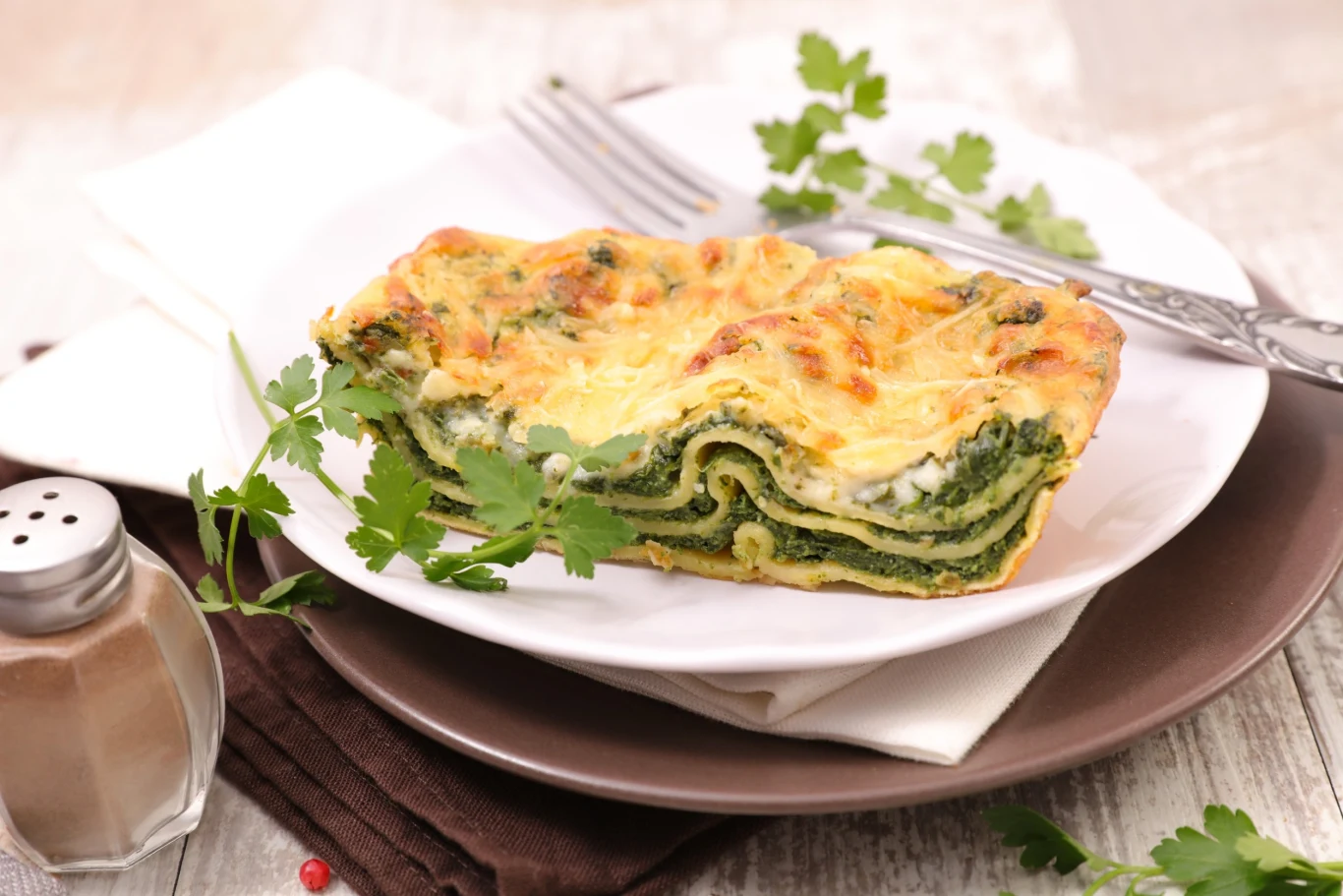 Szpinak będzie wspaniałym dodatkiem do zapiekanek, naleśników i dań mięsnych