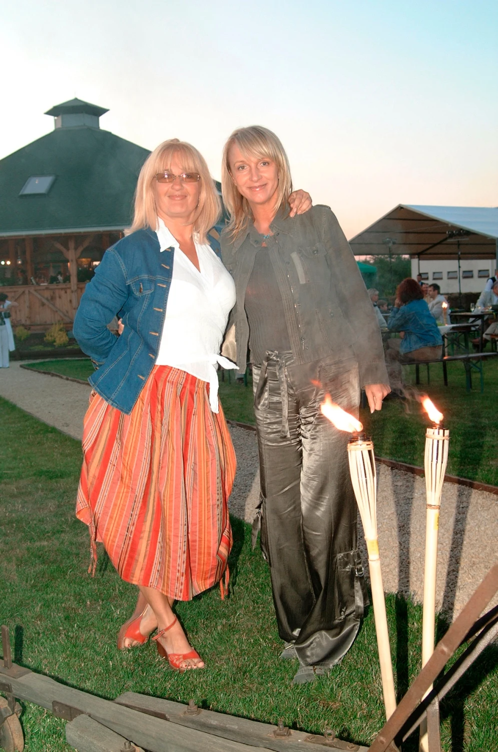 Majka Jeżowska i Mariola Bojarska-Ferenc w 2003 r. Majka Jeżowska i Mariola Bojarska-Ferenc w 2003 r.