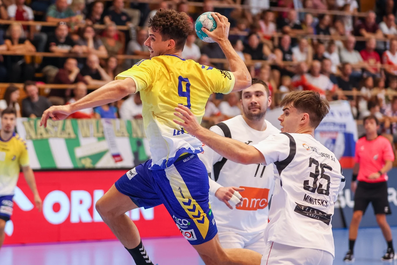 Z piłką Szymon Sićko (Industria Kielce) w meczu z Górnikiem Zabrze Z piłką Szymon Sićko (Industria Kielce) w meczu z Górnikiem Zabrze