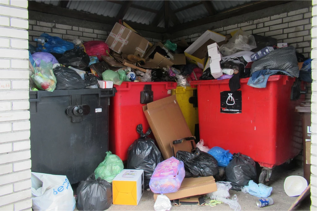 Kary za złą segregację śmieci przyznawane są na zasadzie tzw. odpowiedzialności zbiorowej. Wystarczy, że jeden sąsiad nie sortuje odpadów, a za jego błąd zapłaci cały blok