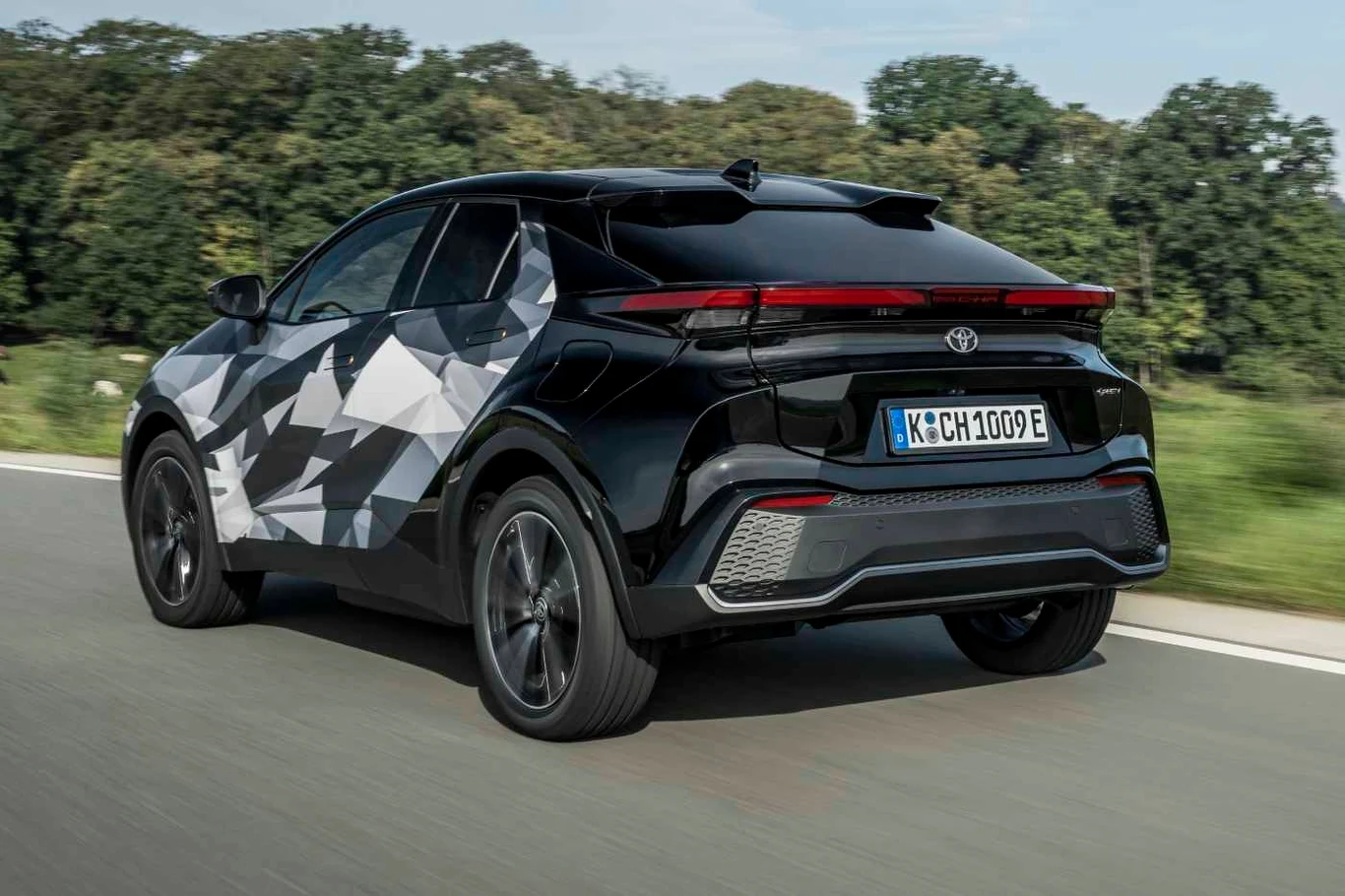 Pierwsze egzemplarze Toyoty C-HR nowej generacji trafią do salonów pod koniec roku