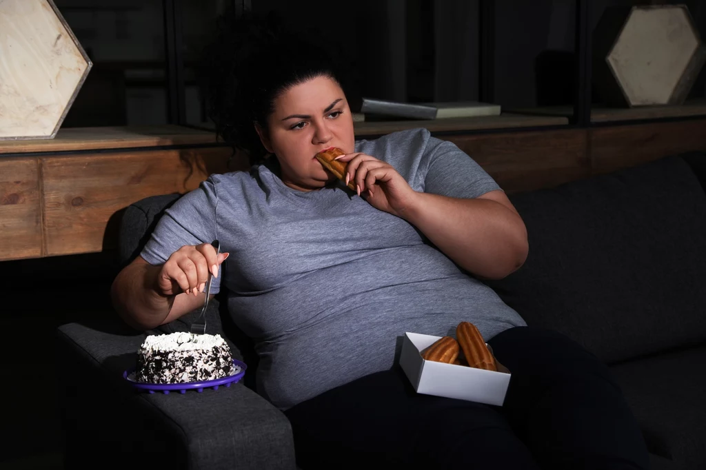 Jedzenie słodyczy powoduje m.in. otyłość, a co za tym idzie szereg innych chorób
