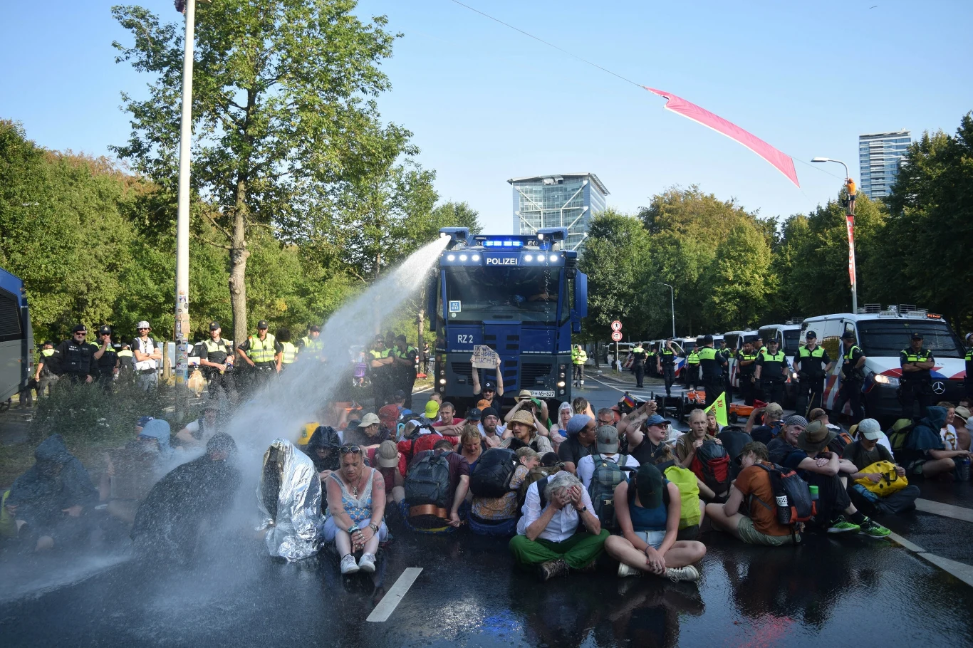 Aktywiści blokujący trasę w sobotę 9 września Aktywiści blokujący trasę w sobotę 9 września