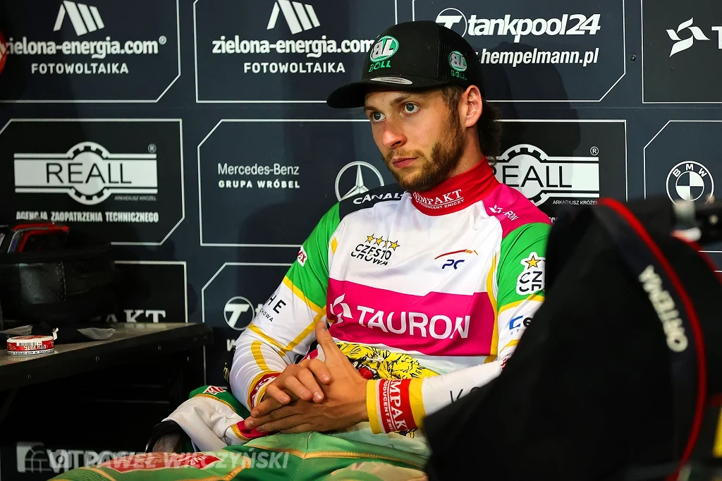 Kacper Woryna zamyślony.