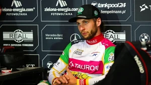 Kacper Woryna zamyślony.