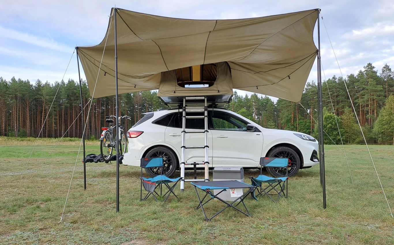Ford Kuga z wyposażeniem kempingowym firmy Thule. Ford Kuga z wyposażeniem kempingowym firmy Thule.