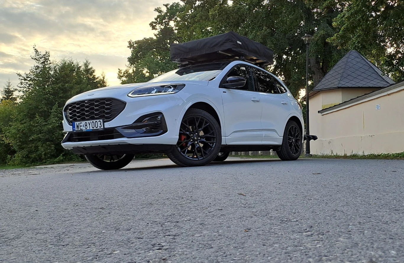 Ford Kuga z wyposażeniem kempingowym firmy Thule. Ford Kuga z wyposażeniem kempingowym firmy Thule.
